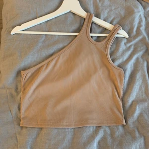 Topp från shein - Säljer denna topp från SHEIN men one shoulder. Aldrig använd. Frakt tillkommer