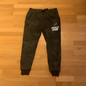 Hollister mjukis (militär) - Byssorna är ett år gamla, knappast slitna men kan skicka flera bilder vid förfrågan :)                                  Frakten betalar köparen sawe :/