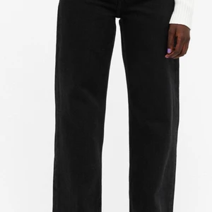 Monki jeans - Skönaste jeansen jag någonsin haft på mig och blir snabbt slut sålda på hemsidan. Dom ser är väl andvända men inga större saker som märks på dom. Storlek 25 . Dock uppsydda så skulle passa perfekt för någon lite kortare person👌🏼❤️ köpte för 400kr säljer nu för 150kr+frakt (priset kan även diskuteras)❤️