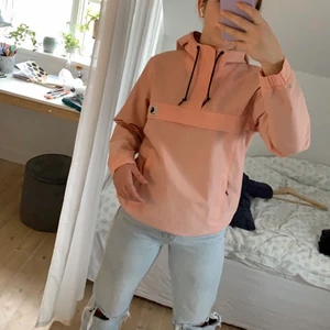 Carhartt wip nimbus anorak peach - Är tvungen att sälja min  carhartt anorak då den blivit för liten 😢 Aldrig använd då den köptes i slutet av vintern och var för liten nu när jag väl skulle använda den! Färgen syns inte super bra på bilderna men färgen heter Peach och det syns bäst på sista bilden 💗 Skicket är såklart 10/10 då den är helt oanvänd, hade lämnat tillbaka den om jag kunde men tyvärr drog jag av lappen. Vad jag vet är denna färgen slutsåld överallt, originalpris: 1500 ✨ 🚫 pris kan diskuteras🚫