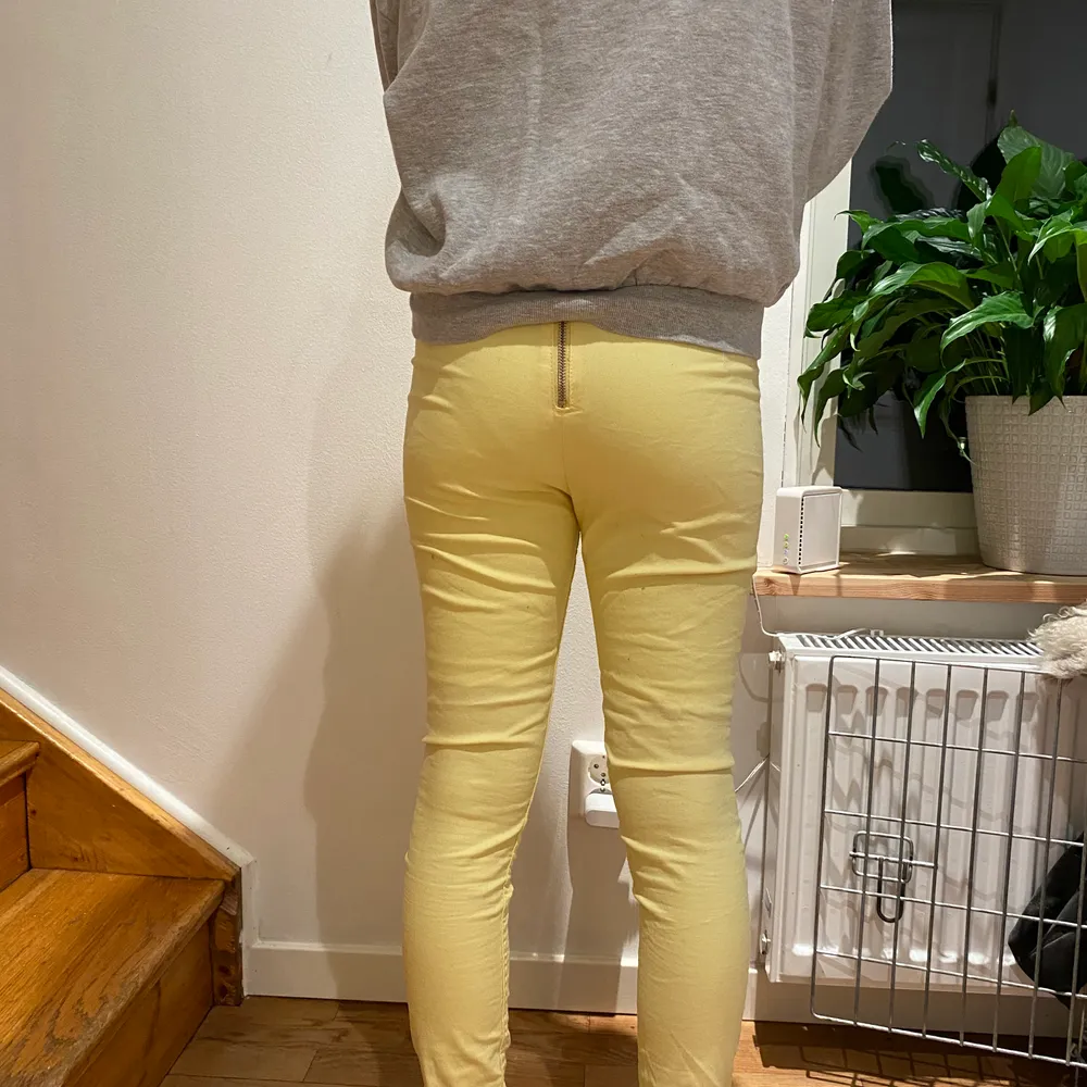 Fina gula jeans från hm Storlek 36 pris 80kr skriv om du är intresserad!! . Jeans & Byxor.