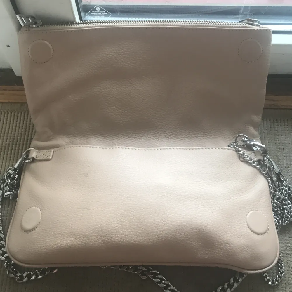 Jättefin väska från Zadig&Voltaire i fint skick. Ljusrosa/beige med ormskinnsmönster! Inköpt för 2 år sen för ca 2500kr och jag säljer den direkt för 1000kr eller budgivning, köparen står för frakt! Hoppas denna fina väska kan glädja någon! . Accessoarer.