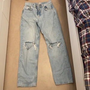 Gina byxor - Populära high waisted från gina. Dessa är då för petite/korta i storlek 36. Haft 2 gånger men var inte min grej. Felfritt! Inga smuts eller andra hål. Frakt står köpare för annars möts upp i tc. Kan gå ner till 250kr för snabb affär