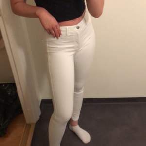 Vita hollister jeans i storlek 28. Väldig stretchiga och sköna. Använda endast en gång. 