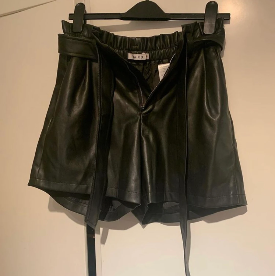 NAKD läderimitation shorts