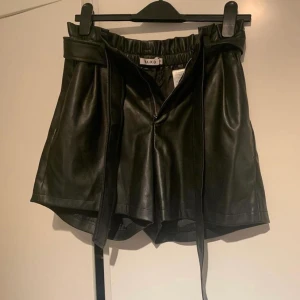 NAKD läderimitation shorts  - Strl 40. 