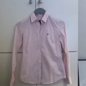 Stilren och klassiskt skjorta i storlek 34 från GANT. Vit/ljusrosa 