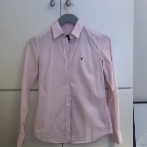 Skjorta Gant  - Stilren och klassiskt skjorta i storlek 34 från GANT. Vit/ljusrosa 