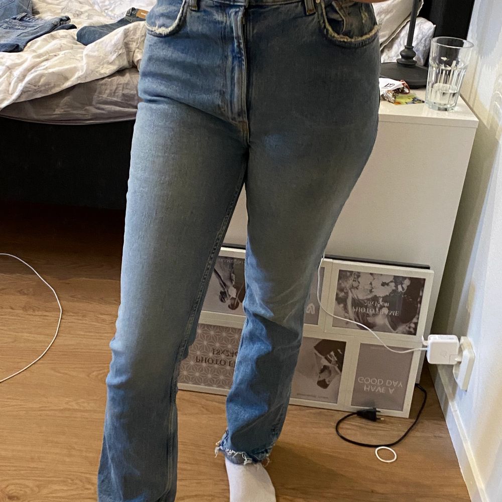 ett par blåa karve bootcut jeans. De är väldigt snygga men har inte kommit till användning så därför säljer jag! Storlek M och längden är bra på mig som är 169cm! . Jeans & Byxor.