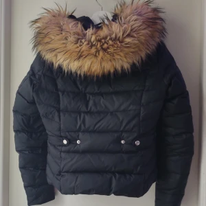 rock and blue storlek 36 - (äkta) rock and blue jacka i storlek 36, använd nån gång ❤️ sitter fint på och håller sin värme, köpte den för 3600 ungefär och jag säljer den för 2000, kom privat för mer 