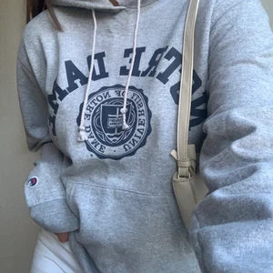 Vintage champion - Säljer min älskade champion vintage hoodie då den ej kommer till användning längre, köptes i usa för cirka 500 i en vintage butik. Den är från champion äkta från athletic aperal kollektionen.  DÅ jag redan fått förfrågningar startar jag en budgivning, 270kr ligger det på nu och höj med 20kr varje gång🥰. AVSLUTAS 4/2