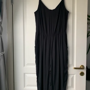 Svart basic jumpsuit  - En fin svart, basic jumpsuit med fickor! Reglerbara band upptill. Fint skick! Hör av er vid frågor eller fler bilder✨