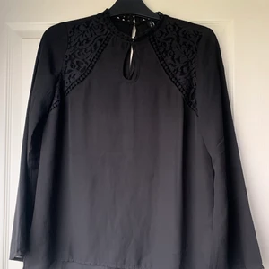 Fin blus  - En fin svart blus! Fina detaljer i spetslinnade! Vida armar.  Hör av er om ni är intresserade eller vill ha fler bilder✨ 