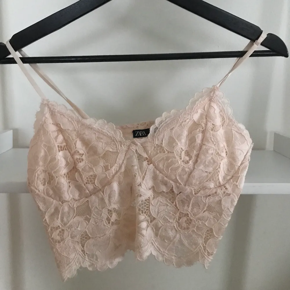 Oanvänd ljusrosa spets bralette från ZARA i storlek XS. Toppar.