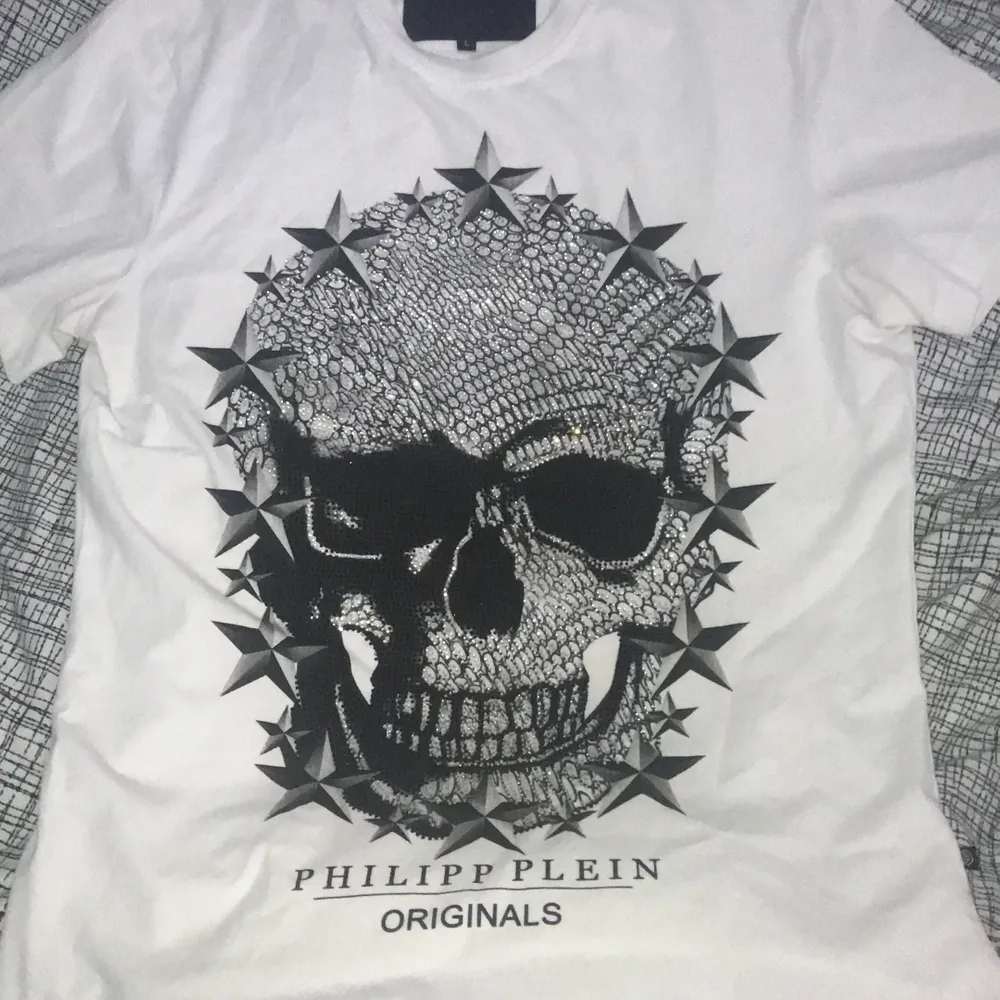 Philip Plein t shirt till salu, knappt använd, den är i storleken L fast passar ochså i M . T-shirts.
