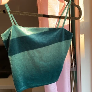 Gina tricot linne - Säljer denna gröna sammet topp från Gina💞. Bra skick och inte alls använd.