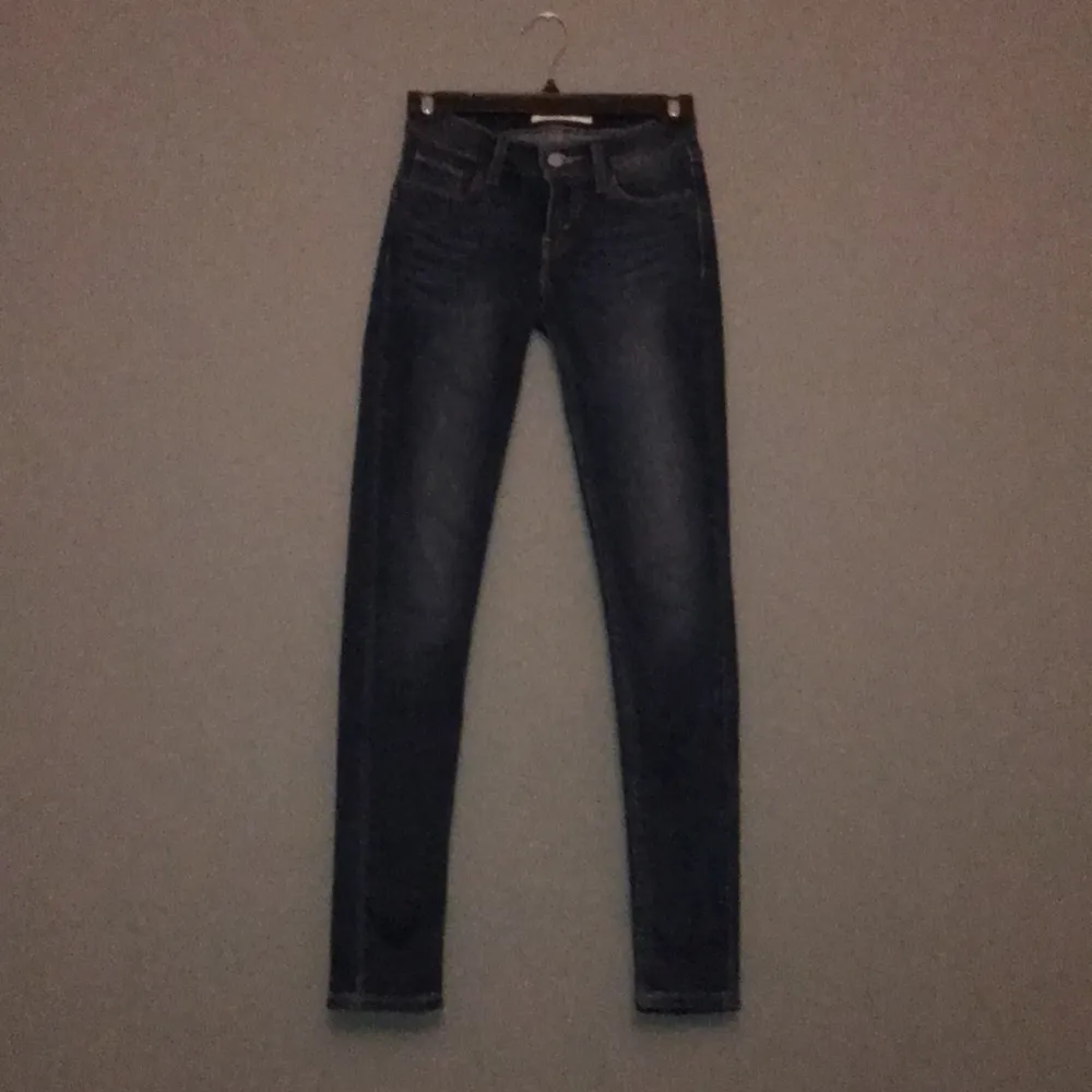 Mörkblå Levi’s jeans modell ”Skinny”. Köpta i New York på Macys för 1 år sedan, sparsamt använda. Stor i storleken, stretchtyg.  Köpare betalar frakt.. Jeans & Byxor.