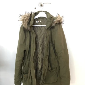 H&M höst/sommar jacka grön  - Använd jacka i bra skikt från H&M 