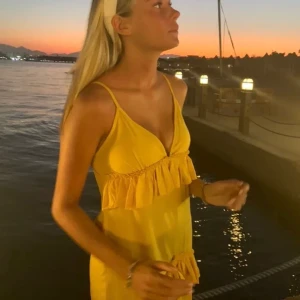 Drömmig klänning! - Världens finaste klänning i gul/orange färg. Nypris cirka 800kr ✨ justerbara band! 