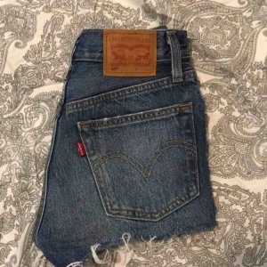 - Säljer ett par skit snygga Levis shorts pågrund av att de är för små för mig!Använd relativt många gånger men typ som nya! Nypris:500kr❤️Köparen står för frakten!