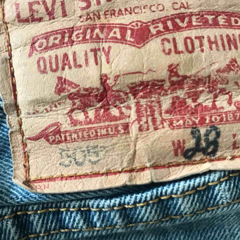 sååå fin äkta Levi’s jeanskjol. Den är som ny och köparen står för frakten😊. Kjolar.