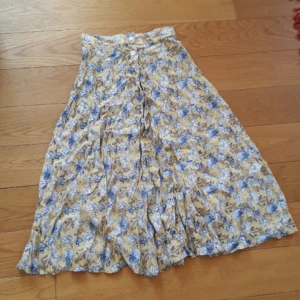  - Beautiful midi skirt from Beyond retro. Bought as a size medium but definitely fits more like a small or even x-small. Very good condition. Never worn by me because of the size.