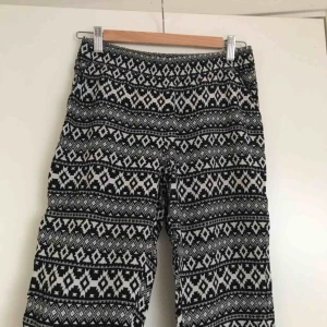  - Byxa i mjukt material från H&M.