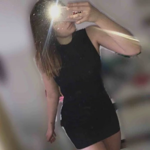  - Super fin figursydd klänning i storlek xs/s Har även öppning i ryggen som detalj!💕(helt ny)