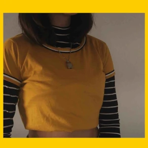  - gullig tshirt från märket sisters point, älskar de små detaljerna på kragen och ärmarna! inte min stil så bestämde mig för att sälja den :( den har inte använts så mycket så den har inga skador! frakt är inräknat!