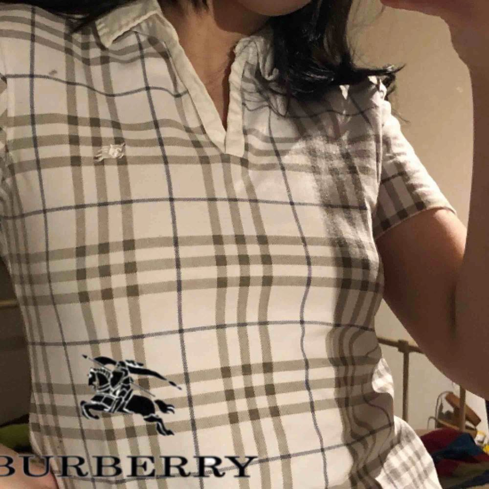 riktig Burberry tröja! extremt söt och super lämplig för sommarsäsongen. du kan matcha den här skjortan med något som det är enkelt men också riktigt trendigt.. T-shirts.