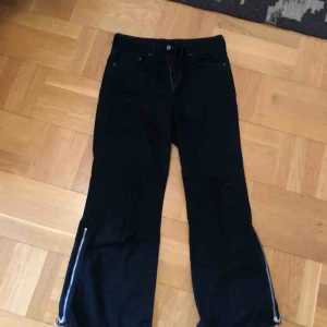  - Svarta, balla jeans med dragkedjor på sidorna. Frakt tillkommer