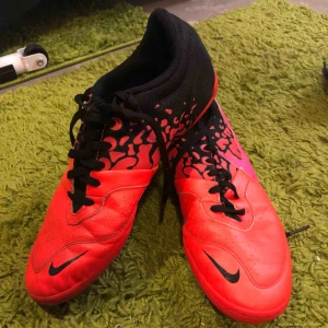  - Storleken är 41 men jag har storlek 39 och dom passar mig också! Fick de för några år sedan men jag använde de ca 3 gånger och köpte sedan nya. Väldigt bra skick. Kan frakta vart som men köparen står för priset för frakten. 