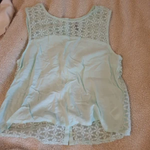  - Oanvänd t shirt med spets, i turkos färg 