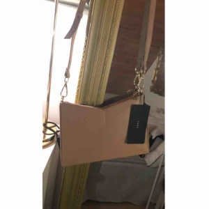  - Super fin nude coloured väska från Zara. Prislappen hänger kvar & köptes för 349 kr. Helt ny & oanvänd. 
