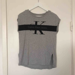  - Slits längst ner på båda sidorna, kortare ärmar, älta ck. Frakt betalar köparen 