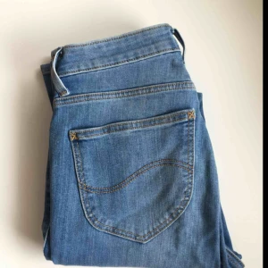  - Nya Lee damjeans i storlek waist 26 och leg 32. Använda ettpar gånger. Väldigt bra skick. Hög midja med avsmalnade ben. Googla gärna ”Scarlett high” för att se modellen.