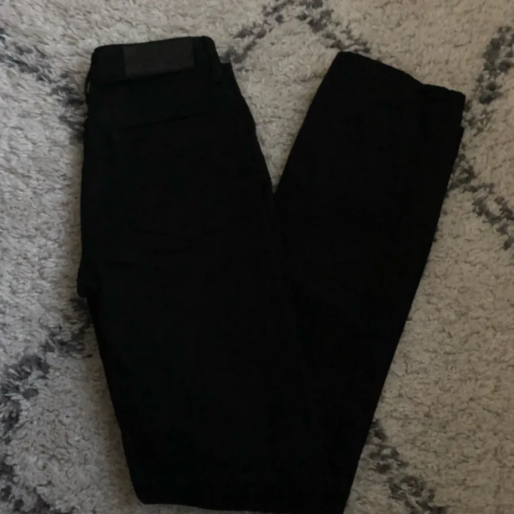 Acne jeans, svarta straight leg. XS Köpte för lite över ett år sedan, aldrig använda då de är för små.  Köparen betalar frakt🤓. Jeans & Byxor.