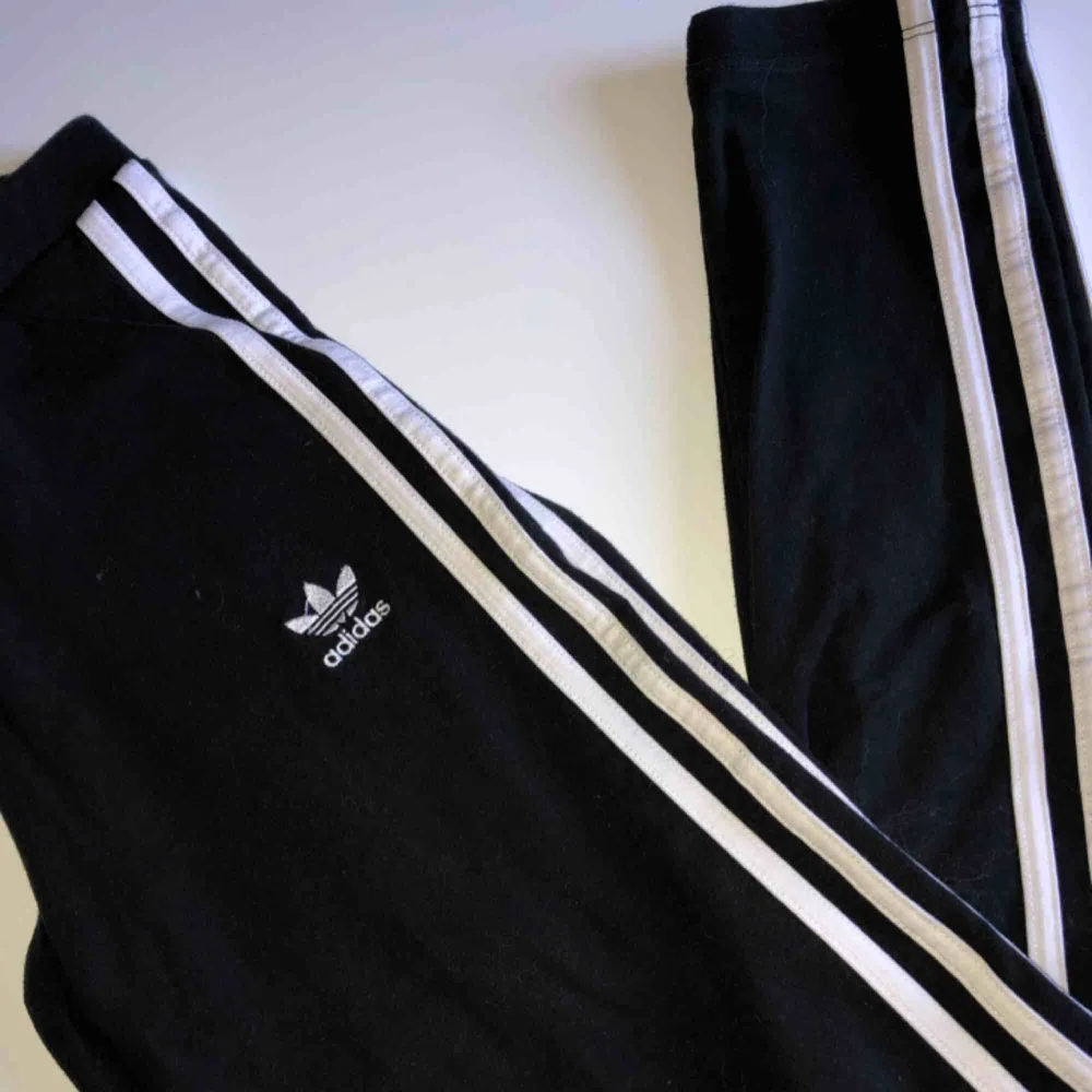 Ett par Adidas original three striped leggings, gott skick endast använda ett fåtal gånger, Köparen står för frakt!. Jeans & Byxor.