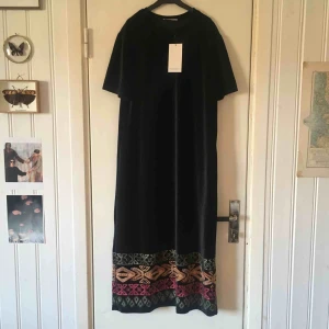  - Långklänning fr Zara i svart sammetstyg, med en broderad kant längst ner. I nyskick, aldrig använd. 