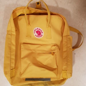  - Gul kånken i den extra stora modellen! Väldigt fint skick då den inte är använd måmhs gånger. Kan även tänka mig att byta mot en kånken i en annan färg! Köparen står för frakt, alt möts upp i Uppsala 