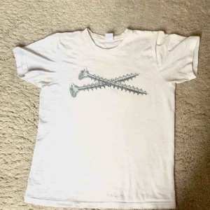  - T shirt från det hyllade märket Supreme. Köptes DS för två år sen för 1200kr.  10/10 condition, inga hål eller fläckar.  Billigt pris då jag vill sälja den snabbt.   Kontakta mig om du har frågor eller vill se fler bilder.