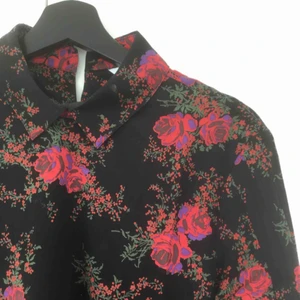  - Blommig blus från & other stories. A-modell med hög krage och knäppning bak. Använd en gång. Köparen står för evt frakt. 