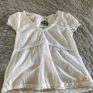  - Söt vit kortärmad topp / blus från Odd molly med broderi på sidan. Knappt använd Frakt 55 kr