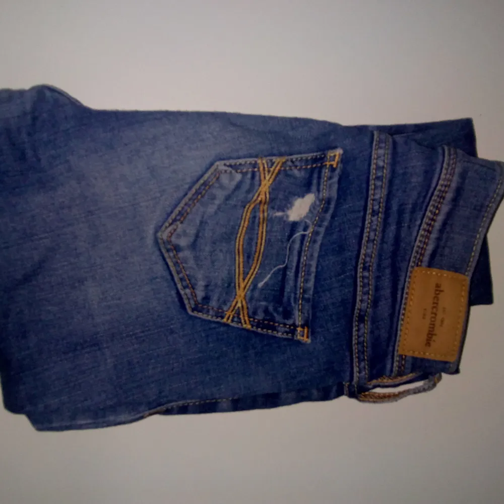 Barnjeans men passar den är liten XS. stretchiga och fina slitningar Från Hollister ☺️. Jeans & Byxor.