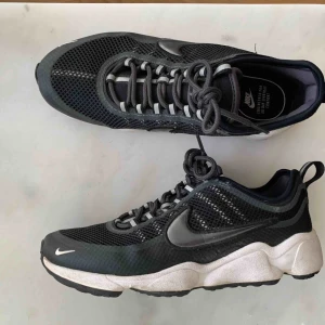  - Nike air zoom spiridon. I bra kond MEN en luftbubbla har spruckit under så låter när man går.