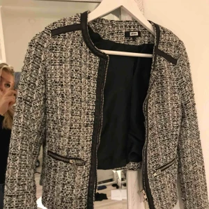  - Tunn fin jacka/kappa som passar bra till våren/sommaren☀️ Ganska liten i storleken och slutar precis vid midjan. Bra skick!!