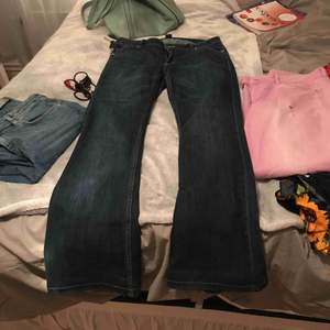 Stretchiga bootcut jeans från Lindex strl 42. Säljes pga gillar ej lågmidjade byxor. Sparsamt använda. Köpare står för frakt eller mötes upp. 