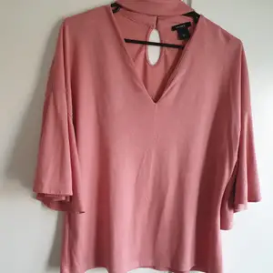 Rosa t-shirt/blus i bomull   med halskrage och volang i ärmarna. Storlek S. 