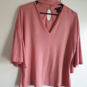  - Rosa t-shirt/blus i bomull   med halskrage och volang i ärmarna. Storlek S. 