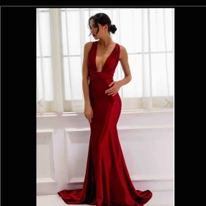  - Röd balklänning från Dmretro. Köpt för 1499kr säljer för 1000kr, oanvänd. Fraktar men köparen står för frakten. Fler bilder finns vid förfrågan 